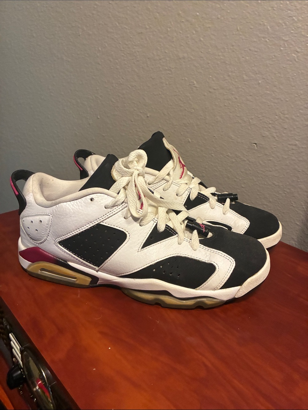 Jordan Men's blue White and Pink Retro Sneakers